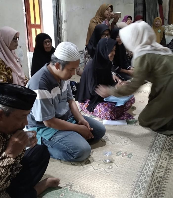 Pemberian Bantuan Pada korban susur sungai SMP 1 Turi
